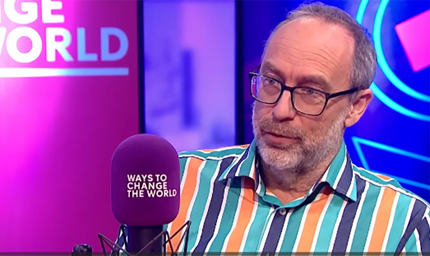 Pendiri Wikipedia Jimmy Wales  [Foto: tangkap layar YouTube Channel 4 News]